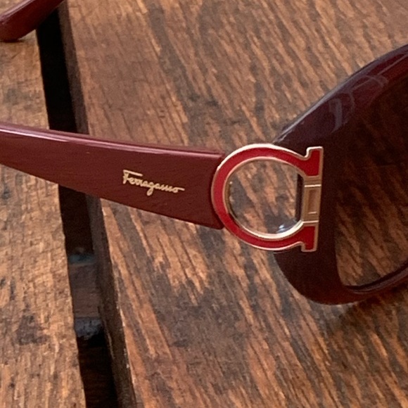 FERRAGAMO Gancini Sunglasses NIB Burgundy Gold - Picture 16 of 16